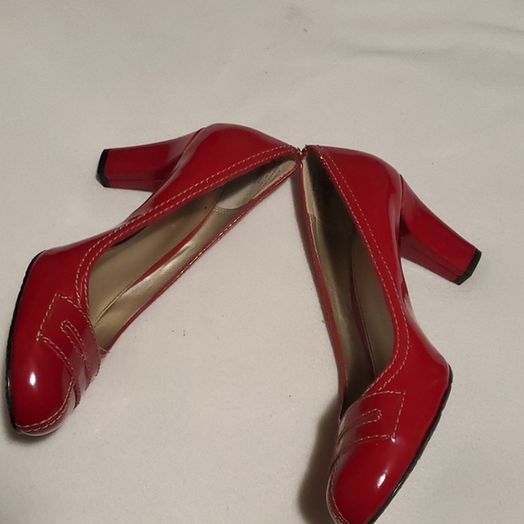 🔴GREAT DEAL🛍Liz Claiborne red heels 👠 EUC!!! - Picture 6 of 7